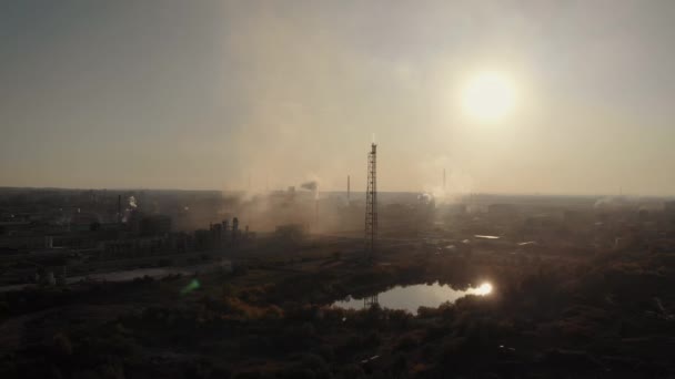 공중 보기. 프레임에서 화학 산업 단지입니다. 많은 공장 굴뚝 연기를 분출. 대기 오염이 진행 중입니다.. — 비디오
