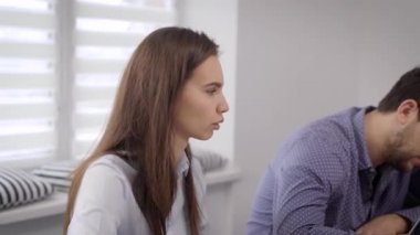 Toplantıdaki genç kadınlar ve erkekler. Meslektaşlar finans piyasasının performansını tartışıyor.