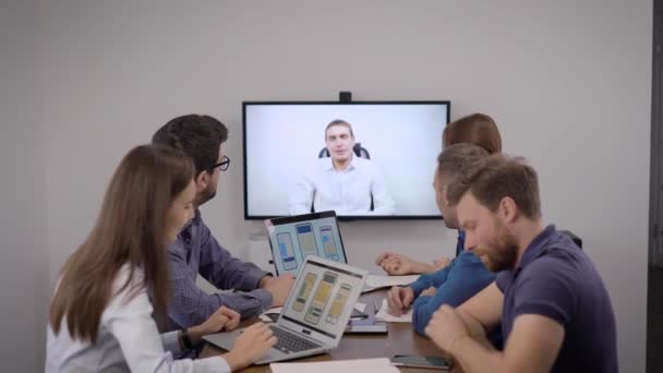 Conferentiegesprek. Collega 's hadden een ontmoeting op internet met hun manager van een ander kantoor. Technologie — Stockvideo
