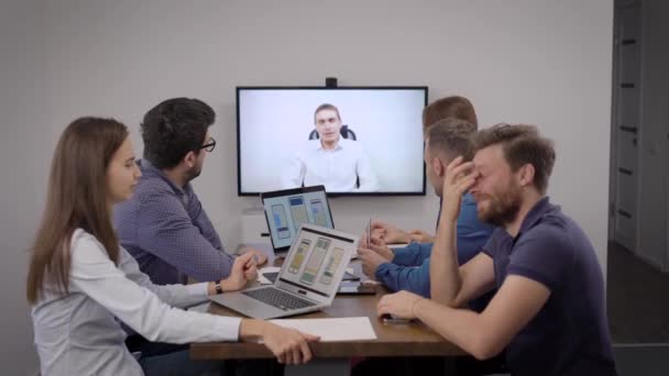 Chamada de conferência. A equipe de desenvolvimento se comunica com o cliente por meio de teleconferências. Chamada de vídeo fornece o melhor nível de comunicação . — Vídeo de Stock