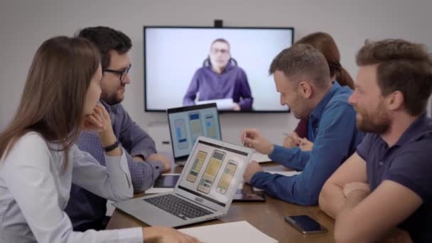 Conférence téléphonique. L'équipe de développement communique avec le client par téléconférence. L'appel vidéo offre le meilleur niveau de communication .