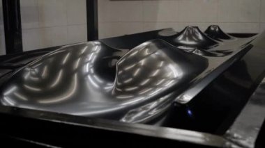 Fabrikadaki vakum termoformasyon makinesi. Termal vakum pervazlama işlemi. Plastikten hacim parçaları alınıyor.