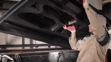 Fabrikadaki vakumlu termoform makinesi.