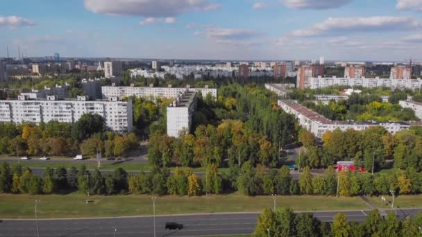 Vista aérea. Una zona para dormir de una ciudad industrial en Rusia. Un gran número de casas de paneles similares. Tolyatti en la región de Samara en el verano . — Vídeos de Stock
