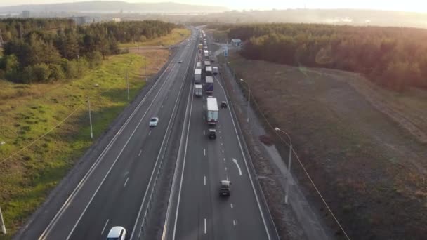 Vue aérienne. Intercity Highway section. Congestion sur la route. Voitures et wagons sont debout dans un embouteillage long. Véhicule à déplacement lent . — Video