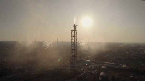 Vista aérea. En el marco hay un complejo químico industrial. Muchas chimeneas de fábrica arrojan humo. La contaminación atmosférica está en curso . — Vídeo de stock