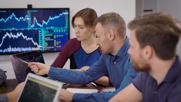 Top-Management-Team betrachtet Diagramme und Verkaufspläne auf dem Display von Computern im Büroraum — Stockvideo