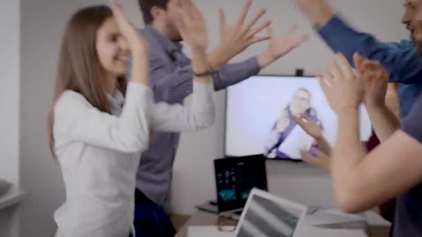 Grupo de especialistas financeiros estão se regozijando e celebrando por boas notícias em videoconferência com chefe — Vídeo de Stock