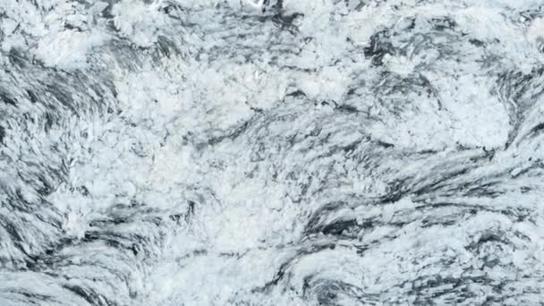 Vista aérea de un río congelado. Textura de hielo elegante, agua encadenada fría. fragmentos de hielo sobresalen con bordes afilados . — Vídeos de Stock