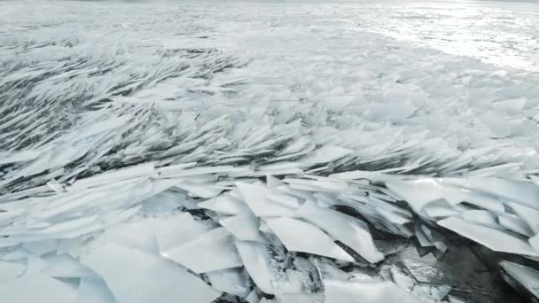 Vista aérea de un río congelado. Textura de hielo elegante, agua encadenada fría. fragmentos de hielo sobresalen con bordes afilados . — Vídeos de Stock