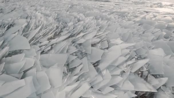 Donmuş bir nehrin havadan görünüşü. Süslü buz dokusu, soğuk zincirli su. Keskin kenarları olan buz parçaları.. — Stok video