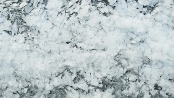 Vista aérea de un río congelado. Textura de hielo elegante, agua encadenada fría. fragmentos de hielo sobresalen con bordes afilados . — Vídeo de stock