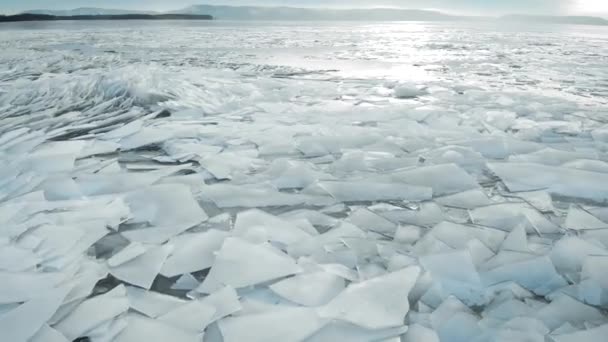 Vista aérea de un río congelado. Textura de hielo elegante, agua encadenada fría. fragmentos de hielo sobresalen con bordes afilados . — Vídeos de Stock