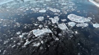 Bu bir hava manzarası. Bahar buzu hareketi. Nehir eridi ama bazı buz kütleleri yüzüyor. Bahar manzarası.