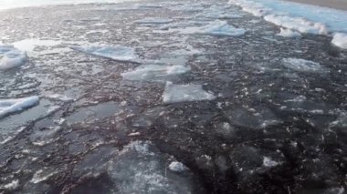Buz kıyıya yakın bir yerde. Soğuk suda buz sürükleniyor..