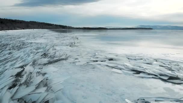 Winterlandschaft am Flussufer. Scharfes Eis am Ufer, das aus dem Wasser ragt. Winter und Kälte fror den Stausee zu. — Stockvideo