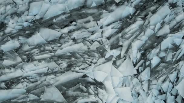 Una vista aérea desde arriba en el depósito congelado. Las grietas y fragmentos de hielo se ven espectaculares. Las bajas temperaturas en latitudes del norte . — Vídeo de stock