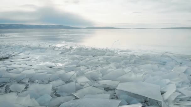 Widok z powietrza na zamarzniętą rzekę. Ekskluzywna konsystencja lodu, zimna woda. Odłamki lodu wystają z ostrymi krawędziami. — Wideo stockowe