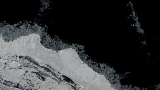 En flygvy uppifrån på den frusna behållaren. Sprickor och skärvor av is ser spektakulära ut. Låga temperaturer på nordliga breddgrader. — Stockvideo