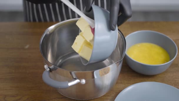 Detailní část kuchyňského stolu s pánvemi a talíři. Cukrárna šila ingredience, aby se těsto na dortíky nebo perník. — Stock video