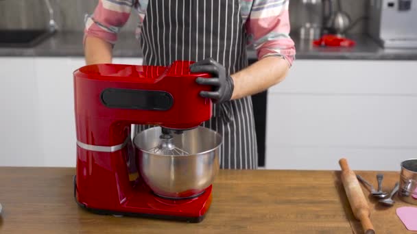 Il processo del miscelatore da cucina. Mescolare i prodotti per ottenere l'impasto. Cupcake da cucina o pan di zenzero . — Video Stock