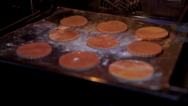 饼干或姜饼在烤箱里烘烤. — 图库视频影像