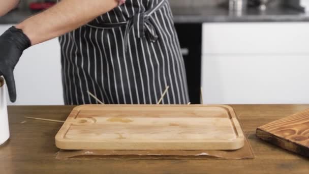 Fırında zencefilli ekmek. Pasta şefi bitmiş kurabiyeleri hazırlar, parşömen kullanır.. — Stok video