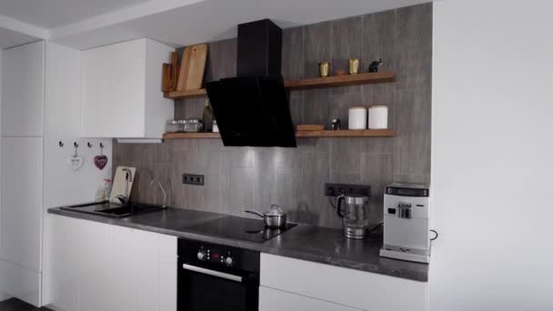 In het frame een moderne, comfortabele keuken. Slimme apparaten zijn ingebouwd in het minimalistische interieur. Natuurlijke materialen in ontwerp. — Stockvideo