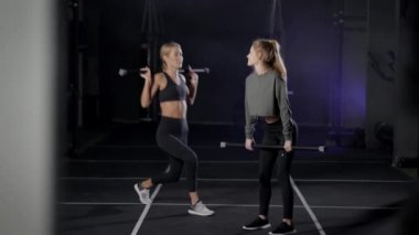 Spor salonunda iki güzel sarışın. Kızlar egzersizleri hafif sıkletle yaparlar. Sağlık ve rakamların izlenmesi önemlidir..