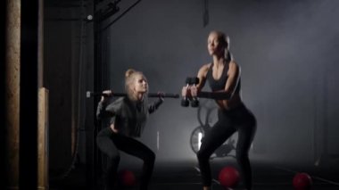 Spor salonunda iki güzel sarışın. Kızlar egzersizleri hafif sıkletle yaparlar. Sağlık ve rakamların izlenmesi önemlidir..