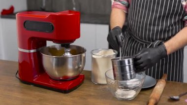 Mutfak mikserinin süreci. Hamuru elde etmek için ürünleri karıştırıyorum. Kek pişirmek ya da zencefilli ekmek..