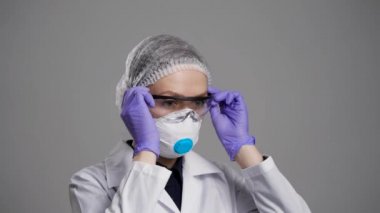 Yüksek derecede virüs koruması. Hemşire koruyucu gözlük takar, açık mikrop solumasını önler. Doktor hastaları baypas etmeye hazırlanıyor..
