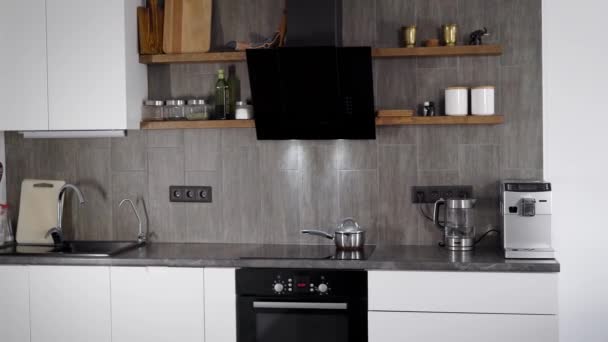 Im Rahmen eine moderne, komfortable Küche. In den minimalistischen Innenraum sind intelligente Geräte eingebaut. Natürliche Materialien im Design. — Stockvideo