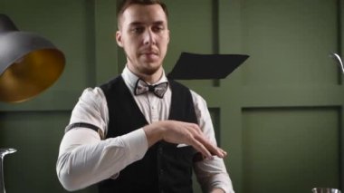 Barmen peçete numarası yapıyor. Barmenlerin önemli bir bölümü gösteridir..