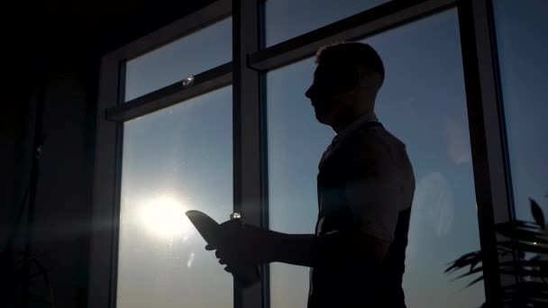 Pria ramping yang kuat dengan latar belakang jendela berlengan panci. Bartender dilatih untuk melakukan trik dengan shaker dan es . — Stok Video