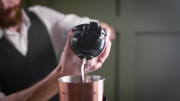 De barman perst limoensap in de shaker. Ik kook een citruscocktail. Bartenders — Stockvideo