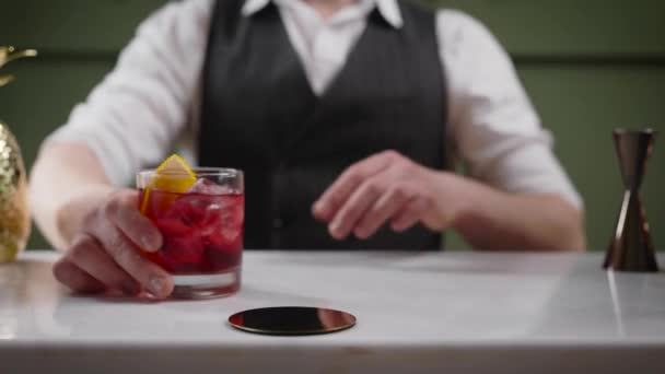 Cocktail è completamente pronto. Il barista porta una bevanda ben progettata al cliente. L'alcol contribuisce a una festa divertente . — Video Stock