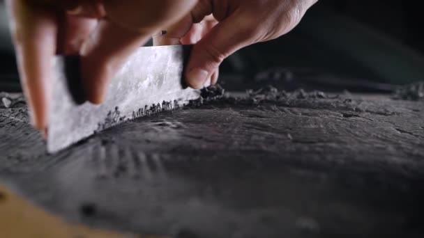 En närbild av en mans hand med ett verktyg. En professionell tar bort formen från leran med hjälp av en cykel. Produktionen — Stockvideo