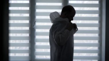 Salgın Covid-19. Silüet epidemiyoloji uzmanı koruyucu kıyafet giyiyor.