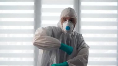 Salgın Covid-19. Neşeli doktor dans eder ve dans eder. Korkunç bir hastalık için aşı bulundu..