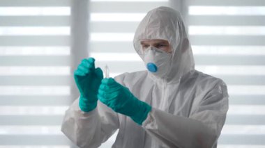 Salgın Covid-19. Bulaşıcı hastalığın doktoru virüsün test testini inceliyor..