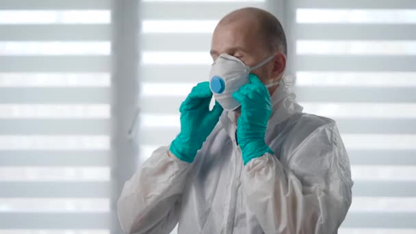 Pandemisk Covid-19. Porträtt av en läkare i skyddsdräkt. Antivirala sanitära åtgärder — Stockvideo