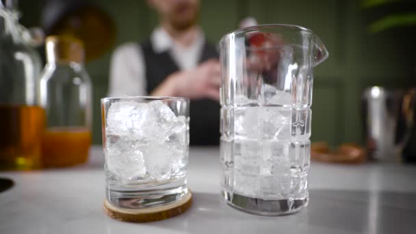 Mixen eines Cocktails aus verschiedenen Flüssigkeiten in einem Eisglas. — Stockvideo