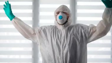 Salgın Covid-19. Neşeli doktor dans eder ve dans eder. Korkunç bir hastalık için aşı bulundu..
