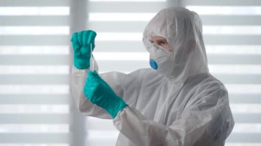 Salgın Covid-19. Bulaşıcı hastalığın doktoru virüsün test testini inceliyor..