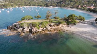 Mosman bölgesinde yatları olan güzel bir körfezin hava görüntüleri. Avusturalya