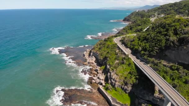 Sea Cliff Bridge v Austrálii. Je to krásná cesta podél oceánu. Krásná scenérie za jasného letního dne. — Stock video