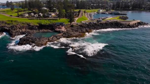 Bella piscina nelle rocce, con acqua dell'oceano — Video Stock