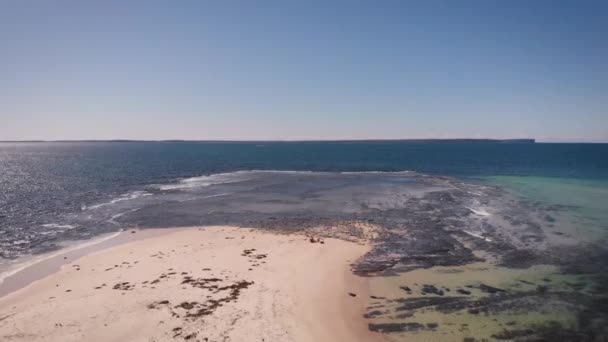 Джервис Бэй в Австралии. Красивая голубая бухта с белым песком и живописной растительностью — стоковое видео