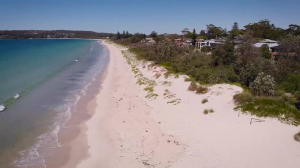 Jervis Bay in Australia. Bella baia blu con sabbia bianca e vegetazione pittoresca — Video Stock